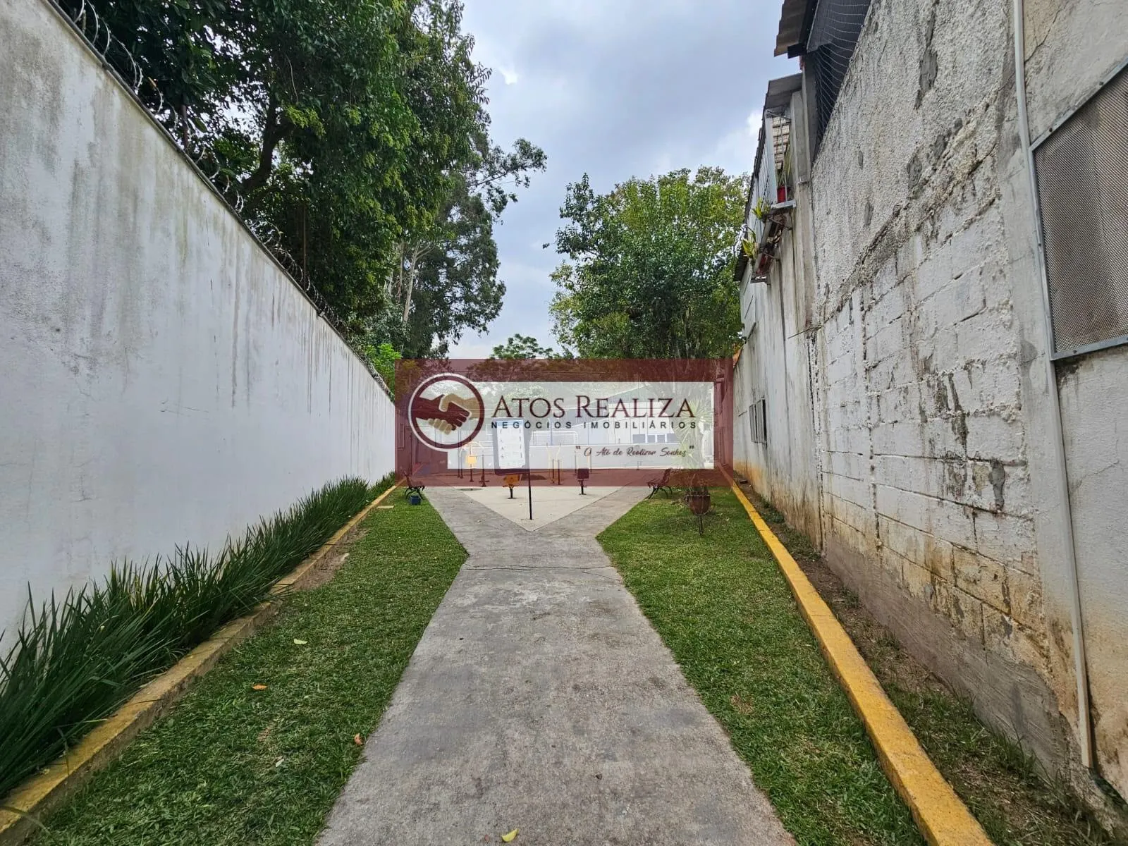 Imagem Casa à venda em condomínio fechado na região de Campo Grande, São Paulo | 2 dorms, 2 vagas paralelas, corredor lateral.