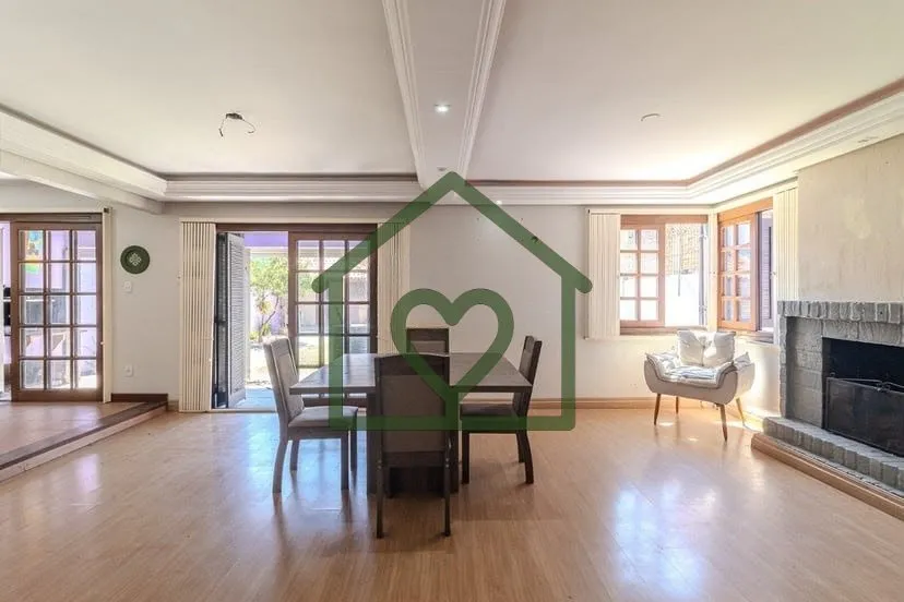Imagem Casa de dois pavimentos com 3 dormitórios, sendo 1 suíte. No pavimento superior, conta com dois do...