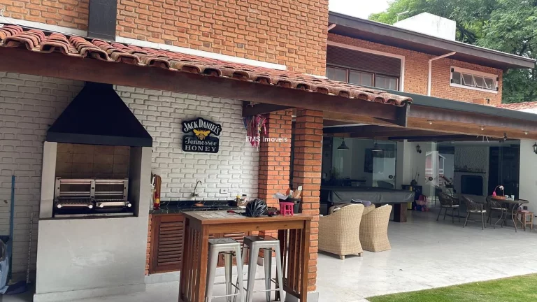 Imagem Casa de luxo à venda em São Paulo-SP, 4 quartos, 2 suítes, 3 salas, 5 banheiros, 6 vagas, 490m² no Alto de Pinheiros.