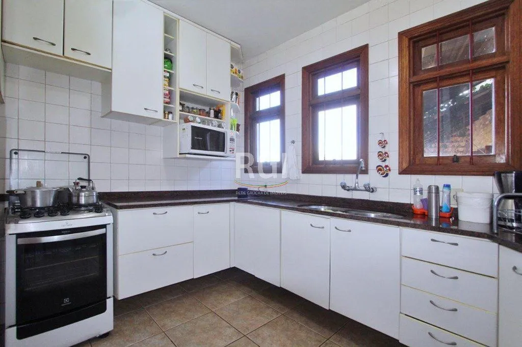 Imagem Casa para Venda - 269.06m², 4 dormitórios, sendo 2 suites, 5 vagas - Teresópolis