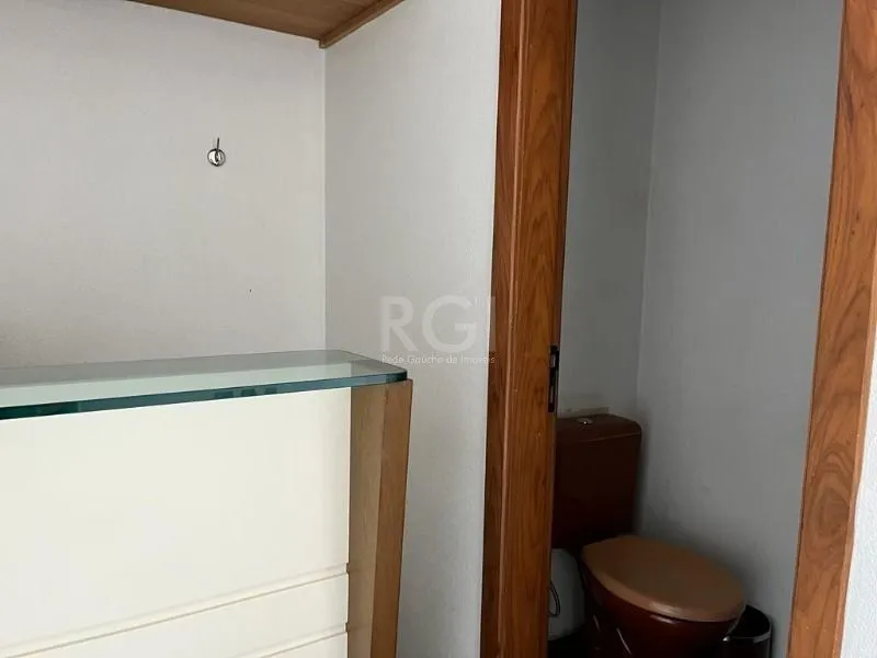 Imagem MÁFFER IMÓVEIS ALUGA - SALA COMERCIAL com 98 m² de área privativa, localizada em uma das avenidas mais estratégicas do bairro Floresta, com fácil acesso às principais vias, BRs e ao Aeroporto Salgado Filho.