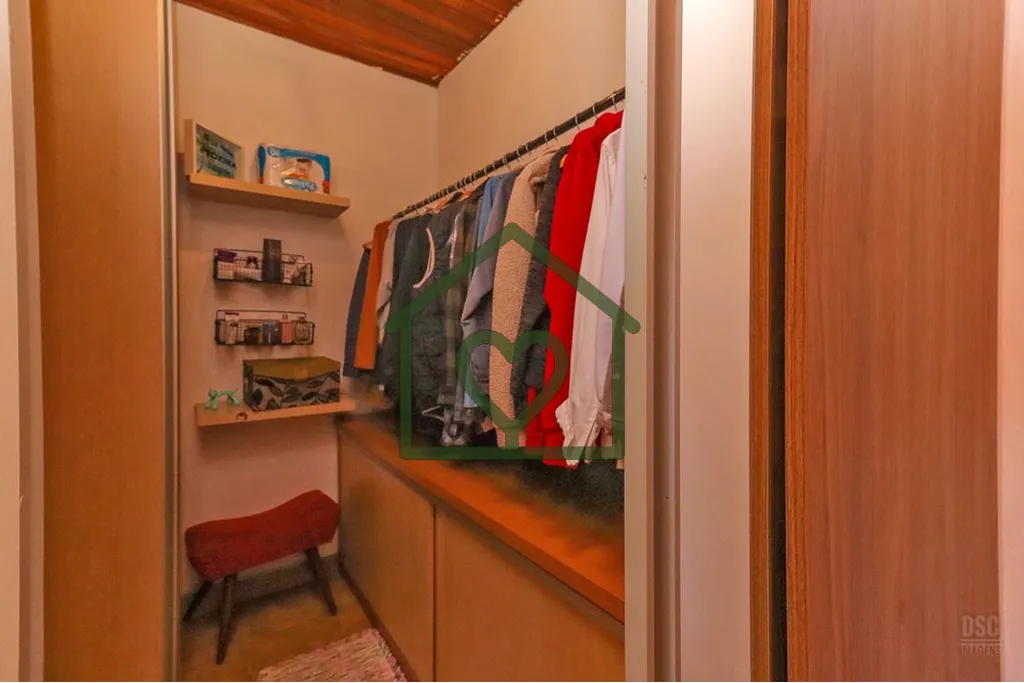 Imagem Casa à venda no bairro Hípica com 165 m2 de área privativa em terreno de 492 m2. O imóvel conta ...
