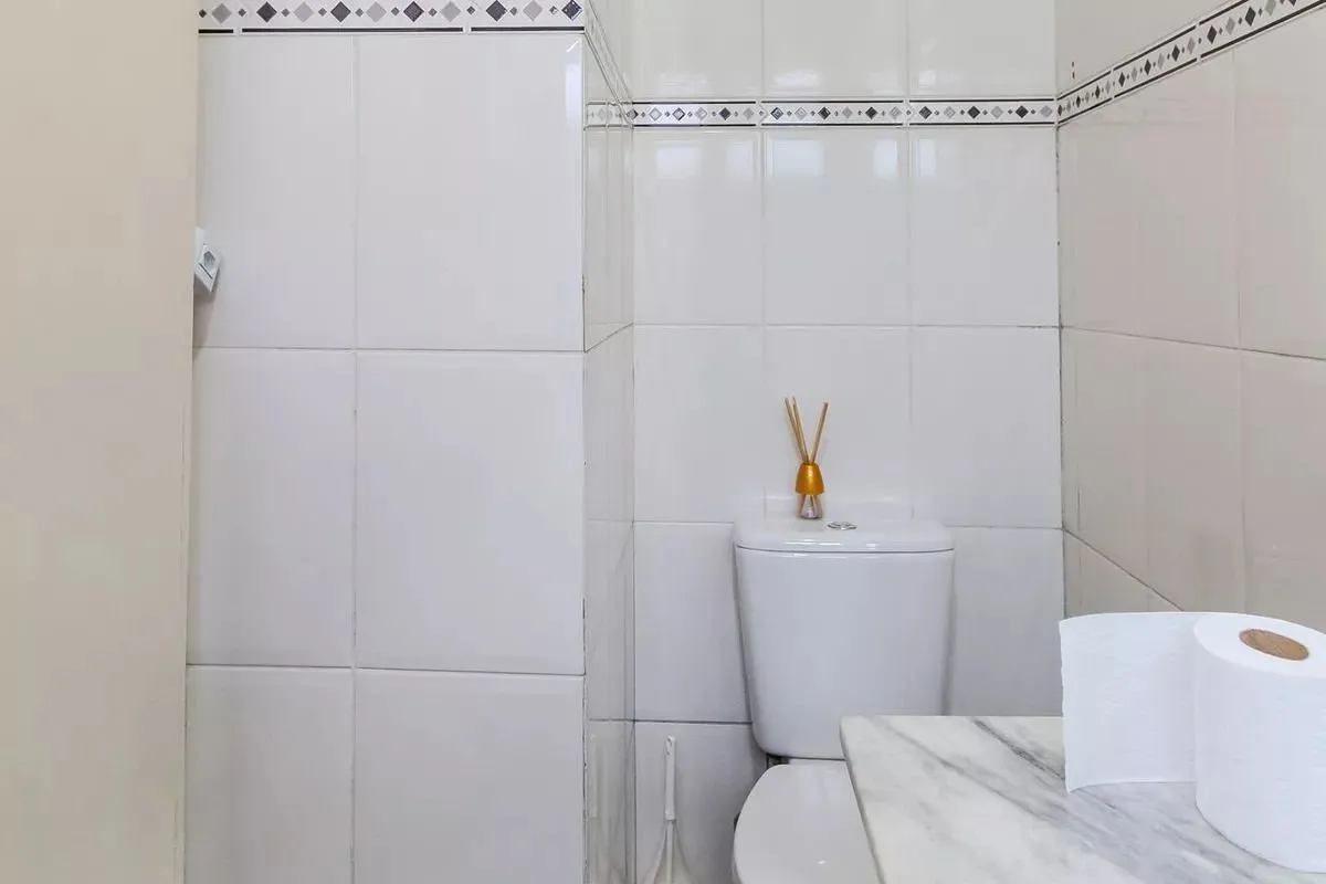 Imagem Casa de condomínio, 3 dormitórios, 1 suíte e 2 vagas cobertas no bairro Teresópolis.