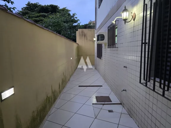 Imagem Oportunidade Única! Casa Sobreposta Baixa, Isolada, 3 Suítes e Localização Privilegiada!