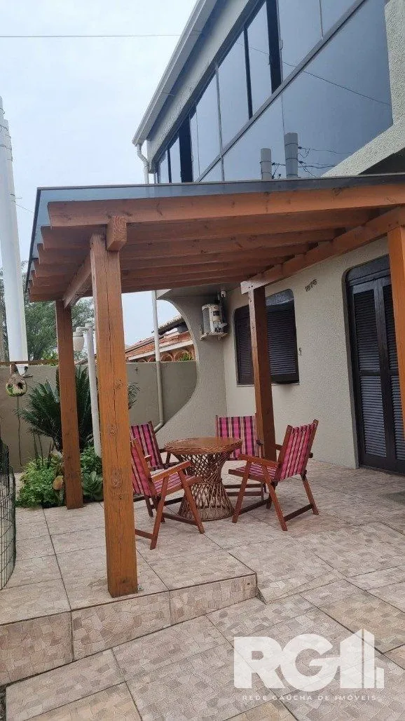 Imagem Casa ampla com pátio e 5 dormitórios, localizada no Centro de Imbé, a 200 metros do Mar.