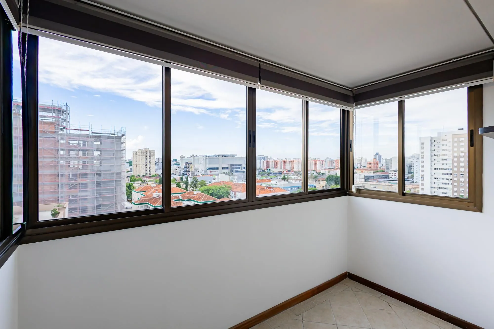 Imagem Colinas Garden Apartamento de 2 Dormitórios com Suíte e 2 Vagas no Bairro Passo d'Areia