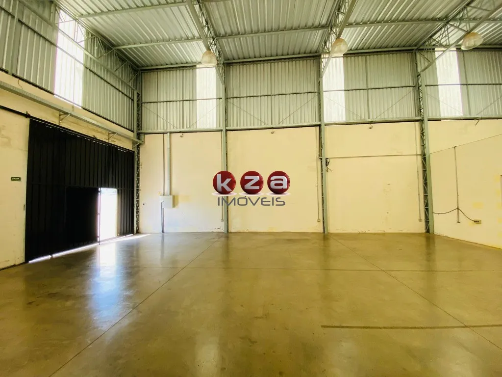 Imagem Galpão Comercial para Locação em Vinhedo-SP - Jardim São Lucas: 1 Sala, 3 Banheiros, 3 Vagas de Garagem, 200m² de Área.