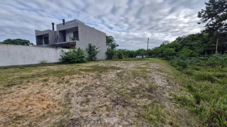 Imagem Terreno Residencial e Comercial de 360m² na Encantada - Garopaba/SC: Oportunidade Imperdível!
