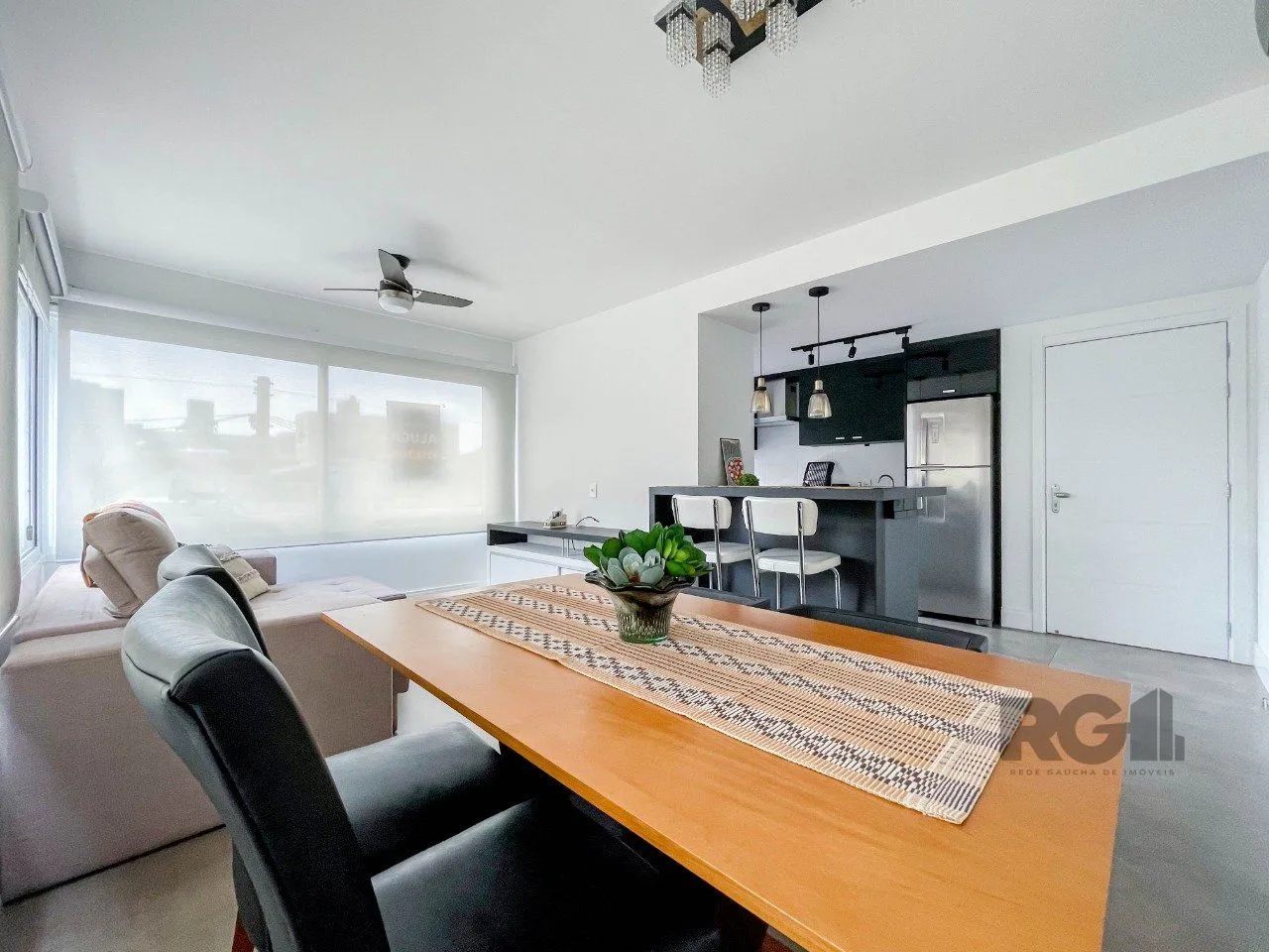 Imagem APARTAMENTO MOBILIADO 70M² DE 2 DORMITÓRIOS E 1 VAGA - BAIRRO MENINO DEUS