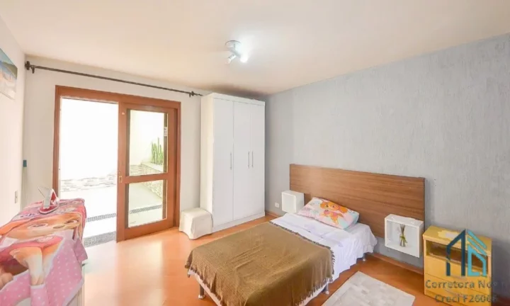 Imagem Casa com edícula a venda, 04 quartos sendo 02 suítes, no Bairro Guabirotuba em Curitiba PR