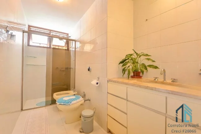 Imagem Casa com edícula a venda, 04 quartos sendo 02 suítes, no Bairro Guabirotuba em Curitiba PR