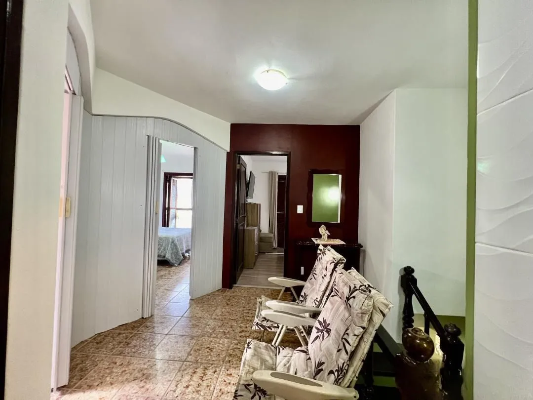 Imagem Casa ampla com pátio e 5 dormitórios, localizada no Centro de Imbé, a 200 metros do Mar.