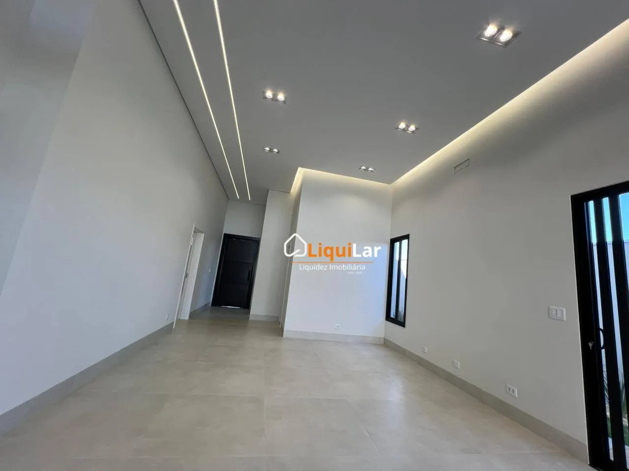 Imagem Casa de Alto Padrão com 3 Suítes, Piscina e Energia Fotovoltaica em Condomínio Fechado