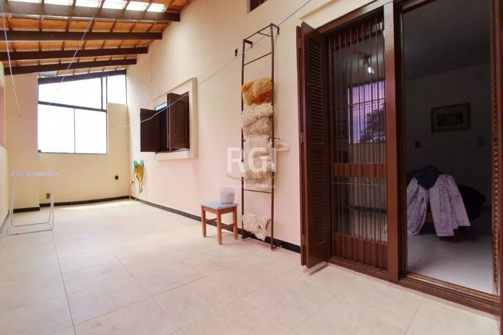 Imagem Casa para Venda - 259.5m², 4 dormitórios, sendo 1 suites, 3 vagas - Teresópolis