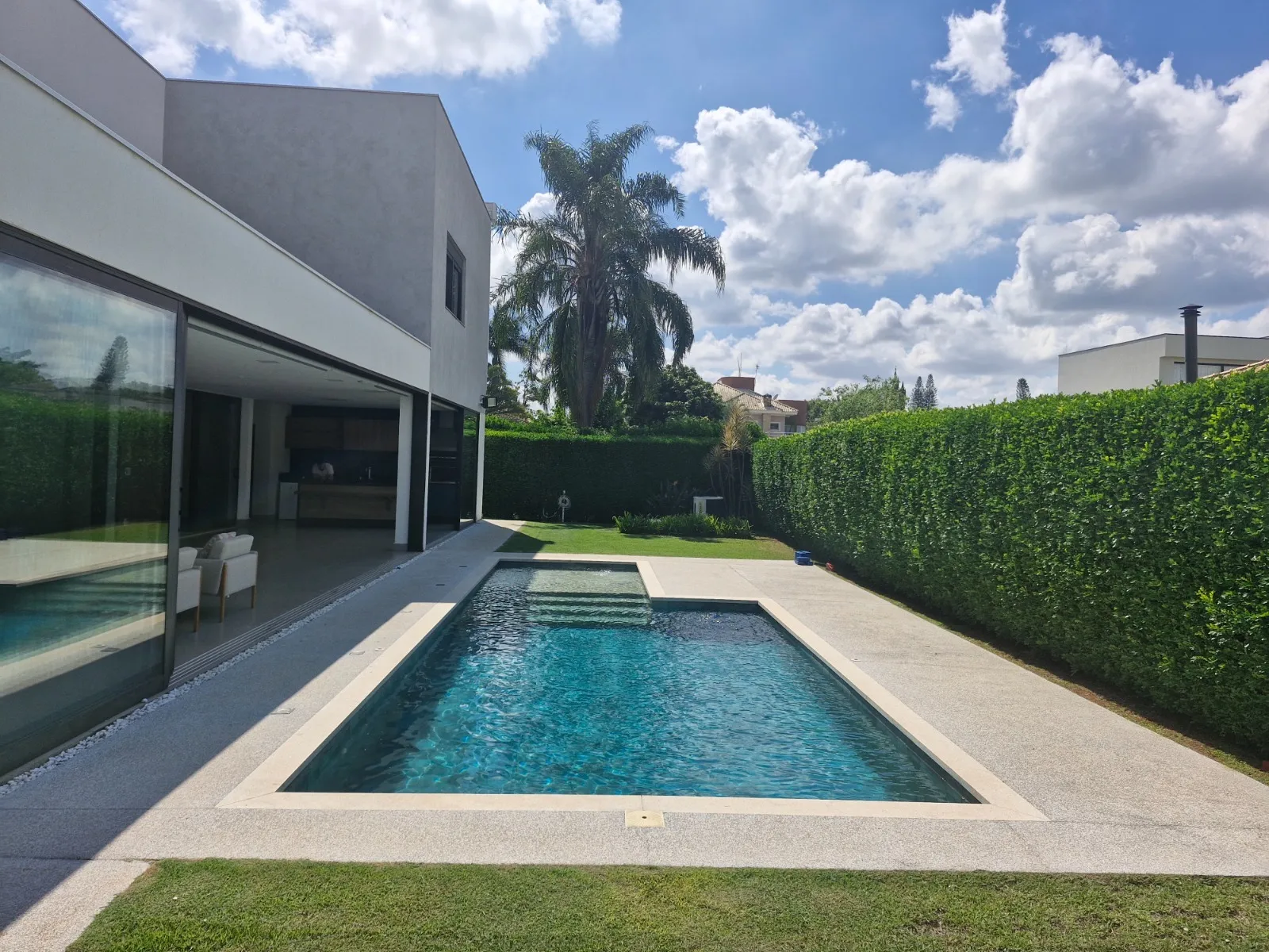 Imagem Casa de alto padrão para locação no Lago Azul Golf Club, Araçoiaba da Serra, com 4 suítes, piscina aquecida e 465 m²