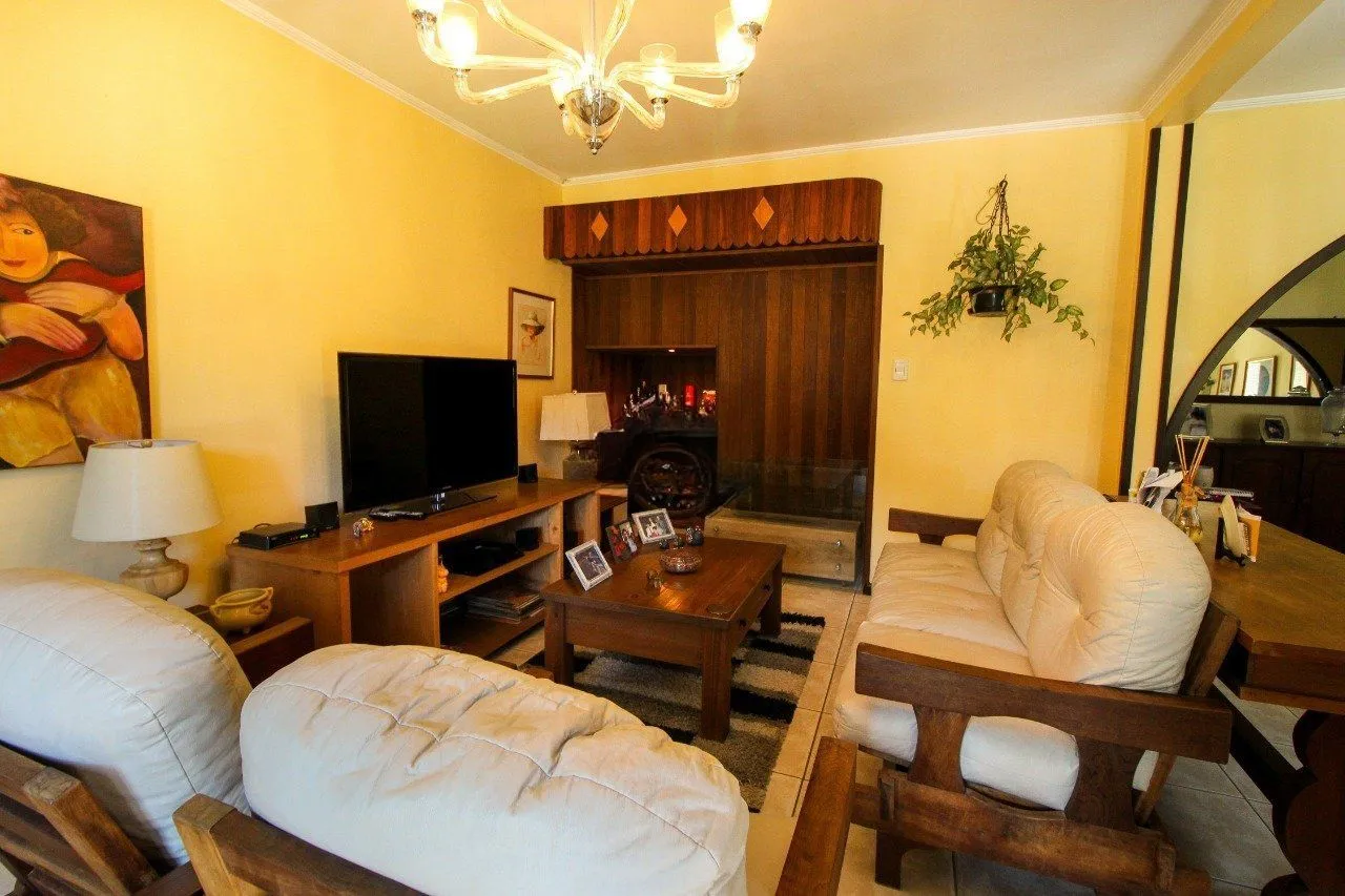 Imagem Casa com 6 dormitórios à Venda no Bairro Jardim Carvalho, Porto Alegre