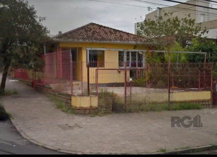 Imagem Terreno de esquina com área de 363m² localizado no bairro Vila Ipiranga em porto Alegre/RS.