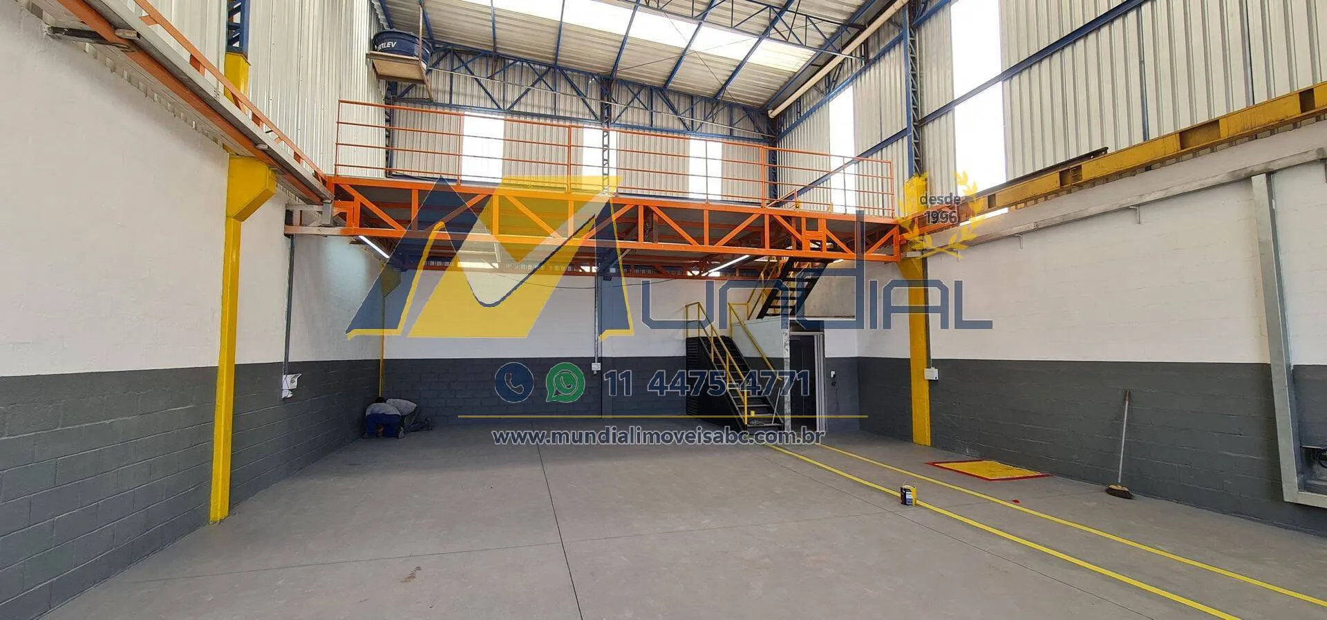 Imagem Galpão para Alugar com 240m², 2 vagas na Vila Homero Thon - Santo André