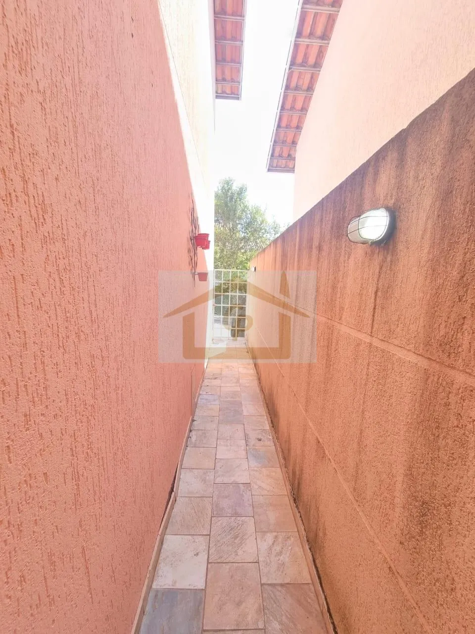 Imagem Bela área Gourmet 3 quartos sendo um suíte, forno de pizza, fogão e churrasqueira, 2 vagas