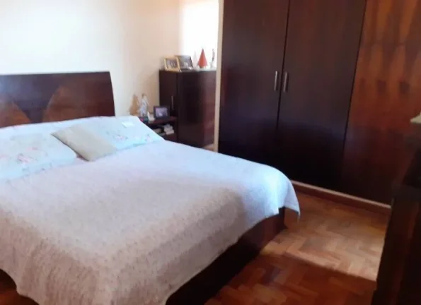 Imagem CASA COM 04 QUARTOS, 03 VAGAS, RUA PLANA NA SERRA