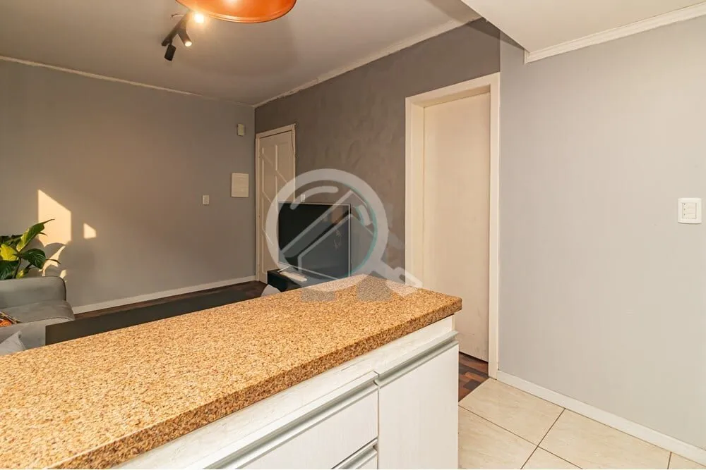 Imagem Descubra este encantador apartamento de 41m². Com dois dormitórios e piso de parquet, o imóvel of...