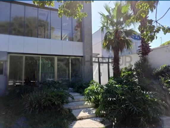 Imagem Excelente oportunidade de locação! Prédio Comercial de 600 m² de alto padrão, com uma localização privilegiada em uma via de grande circulação. Este i