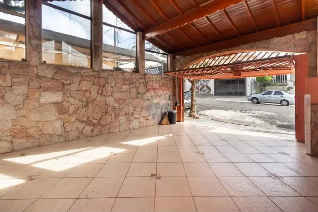 Imagem Casa bem localizada no bairro Vila Marari com 3 dormitórios, 1 suíte, 4 banheiros,2 vagas
