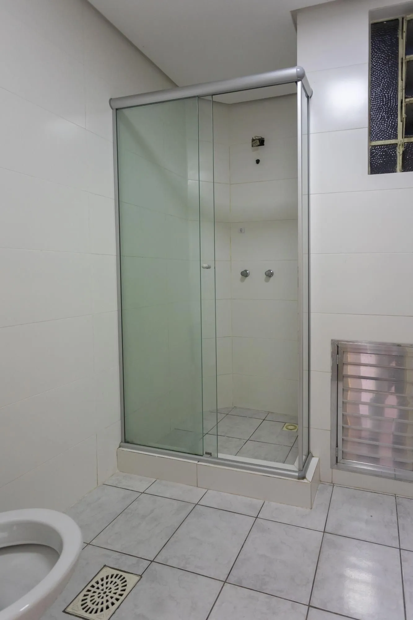 Imagem Amplo Apartamento de 3 Dormitórios com Sacada e Garagem na Av. Protásio Alves