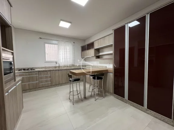 Imagem Essa casa de alto padrão é linda e encantadora.