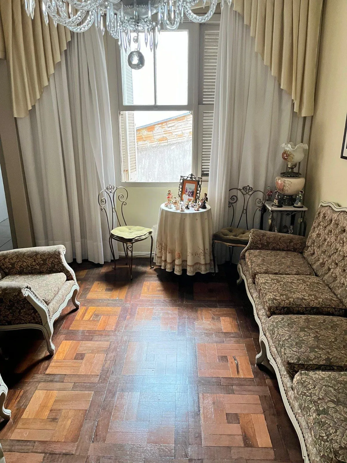 Imagem Apartamento de 2 quartos e 2 banheiros no bairro Menino Deus em Porto Alegre