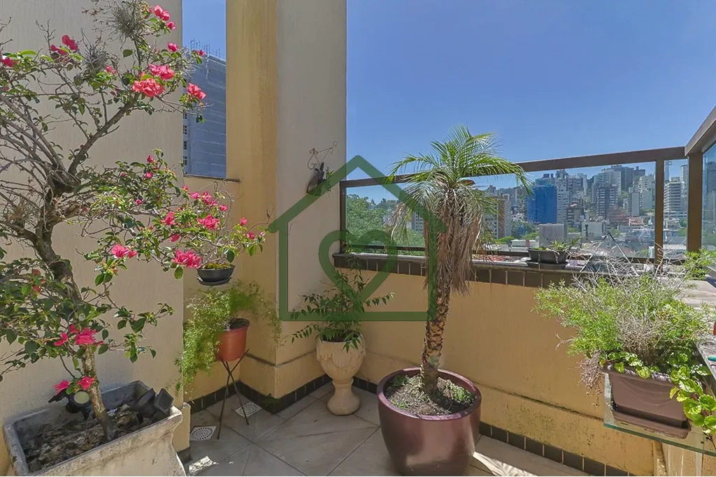 Imagem Cobertura reformada com 150 m2, três dormitórios sendo duas suítes e vistas abundantes, oferecend...