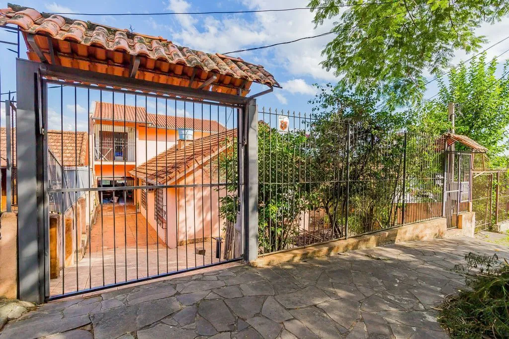 Imagem Casa de 6 dormitórios à venda No Bairro Jardim do Salso - Porto Alegre