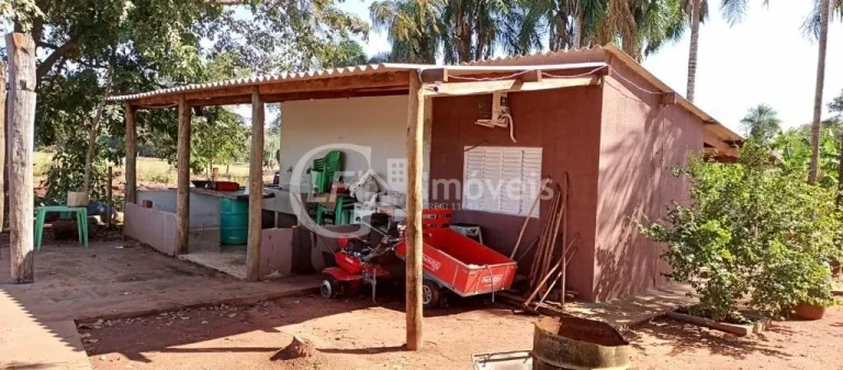 Imagem Chácara à venda em Terenos-MS, Zona Rural: 5 quartos, 1 suíte, 2 salas, 3 banheiros, 180m² de área!