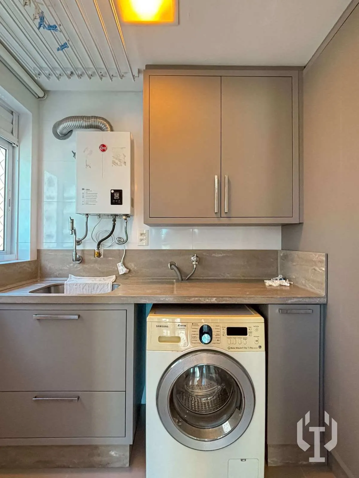 Imagem Apartamento de 2 suítes e 2 vagas de garagem em Meia Praia