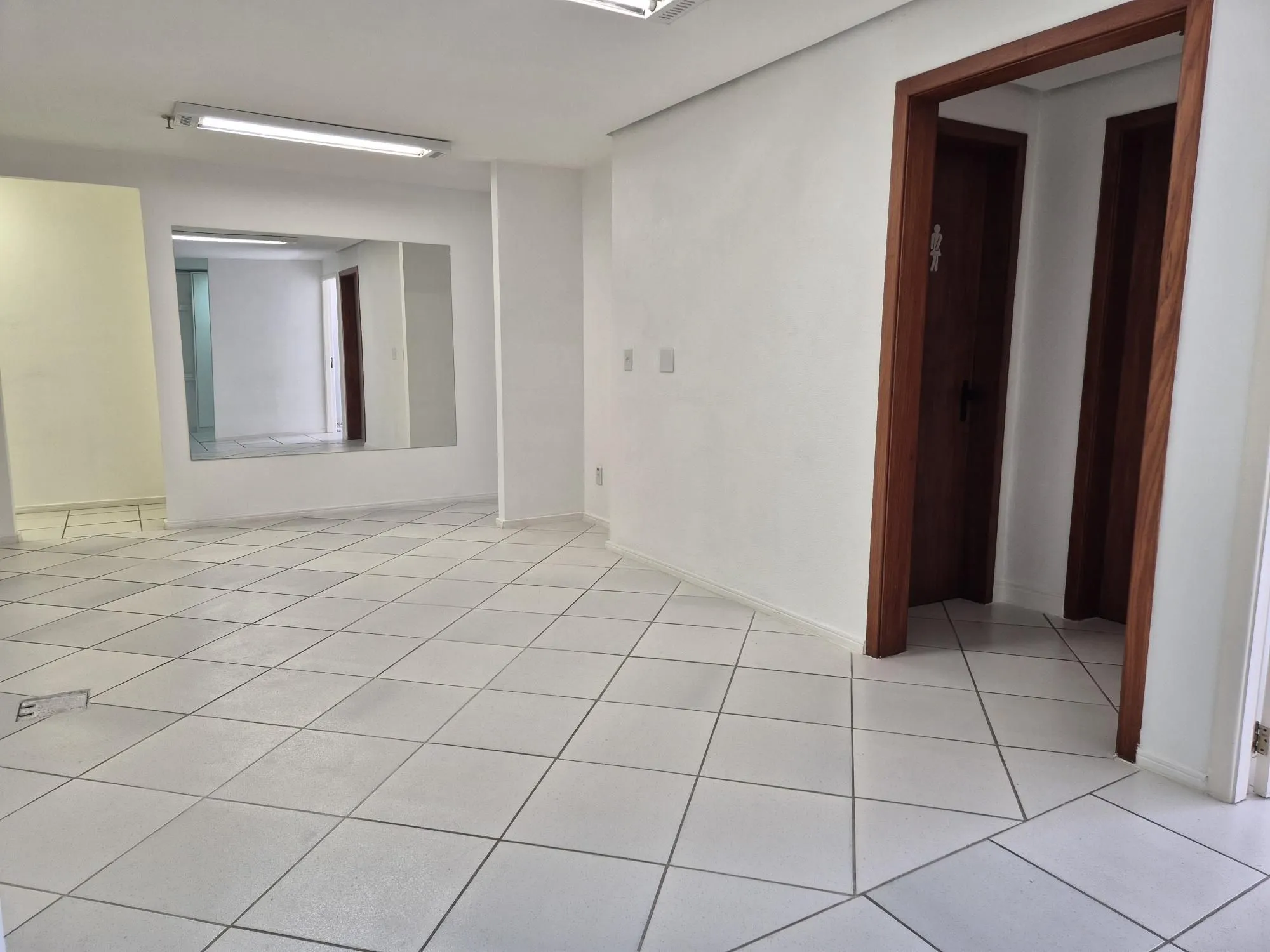 Imagem Sala com 6 divisórias e 2 vagas