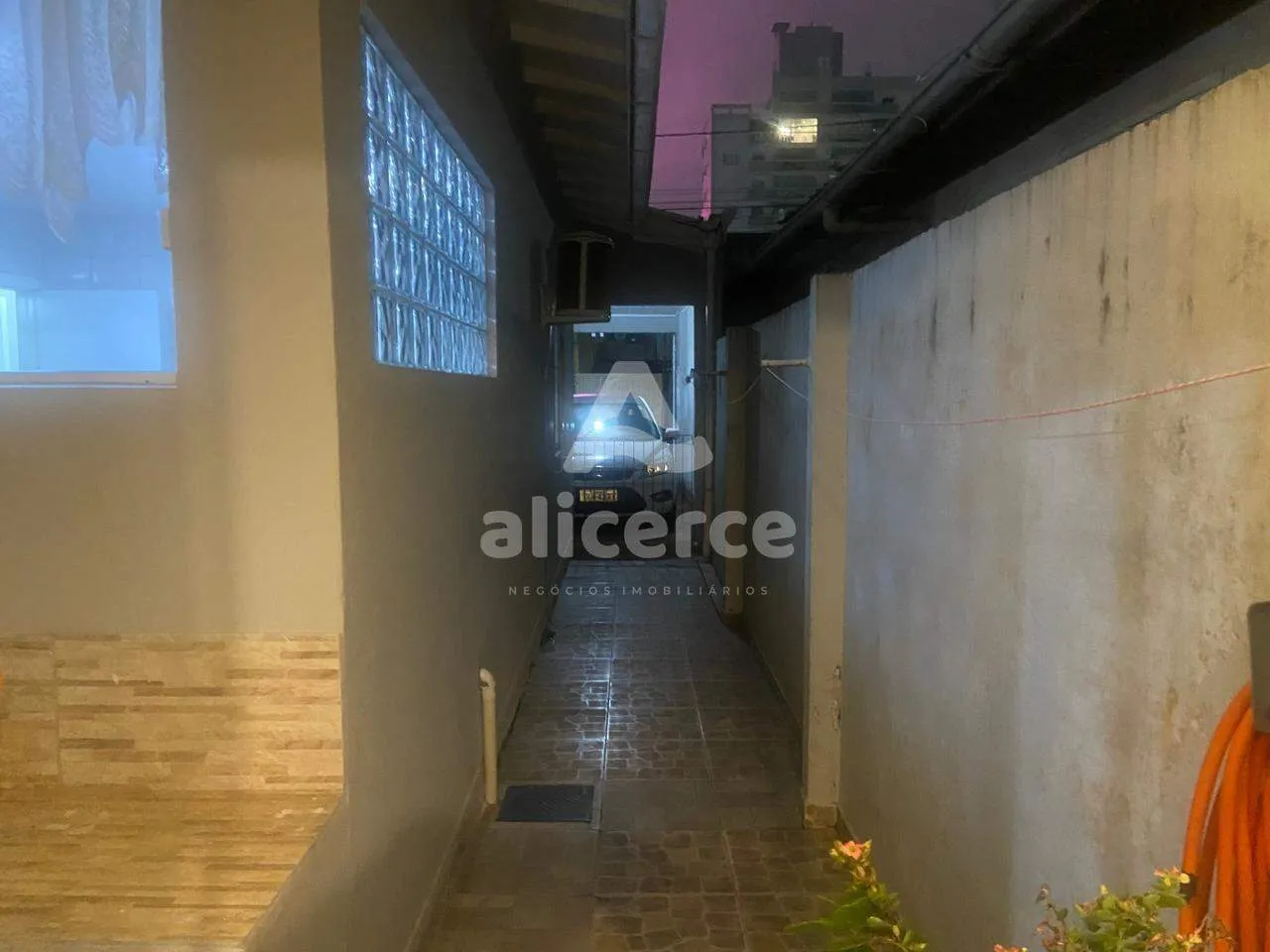 Imagem Casa com excelente localização no bairro Estreito, a apenas uma quadra da Beira-Mar Continental