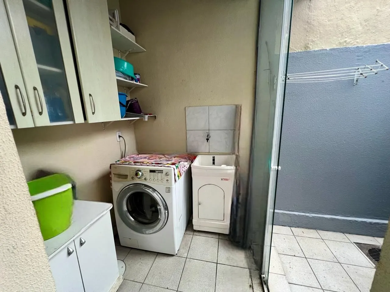 Imagem Casa em condomínio fechado com 94m2, 3 dormitórios no bairro Camaquã.