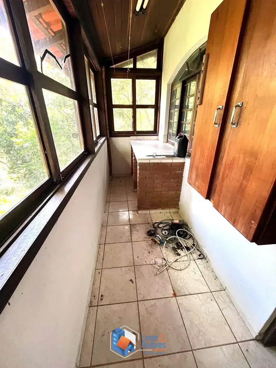 Imagem CASA À VENDA COM TERRENO DE 1500 M², POÇO ARTESIANO, 4 DORMS (2 SUITES), 3 SALAS, SENDO 1 COM LAREIRA, COZINHA COM ARMÁRIOS E DISPENSA, MAIRIPORÃ, SP.