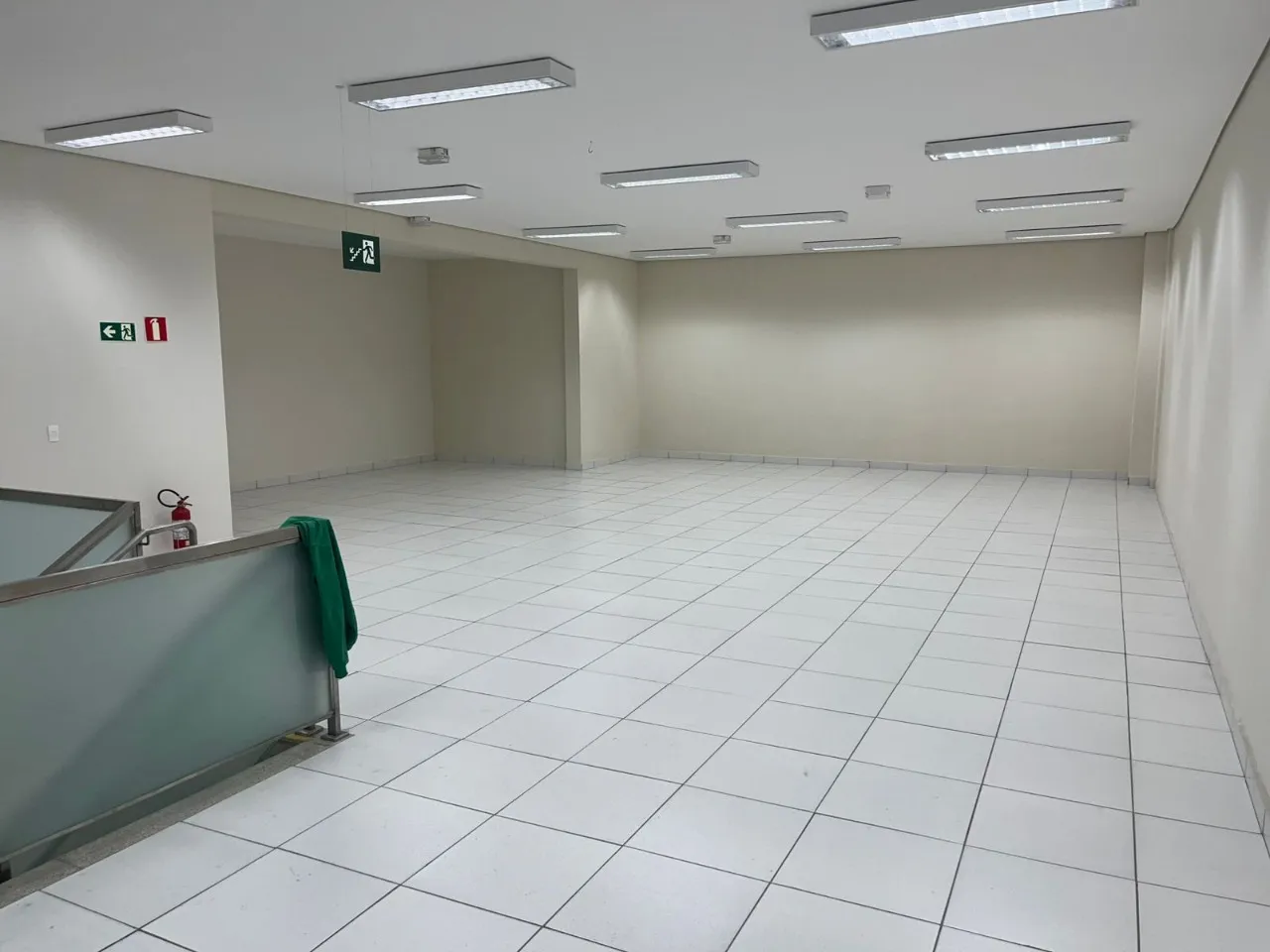 Imagem Salão Comercial com 1 Sala, 10 Banheiros e 30 Vagas de Garagem em Sorocaba-SP, Bairro Wanel Ville: Oportunidade Imperdível!