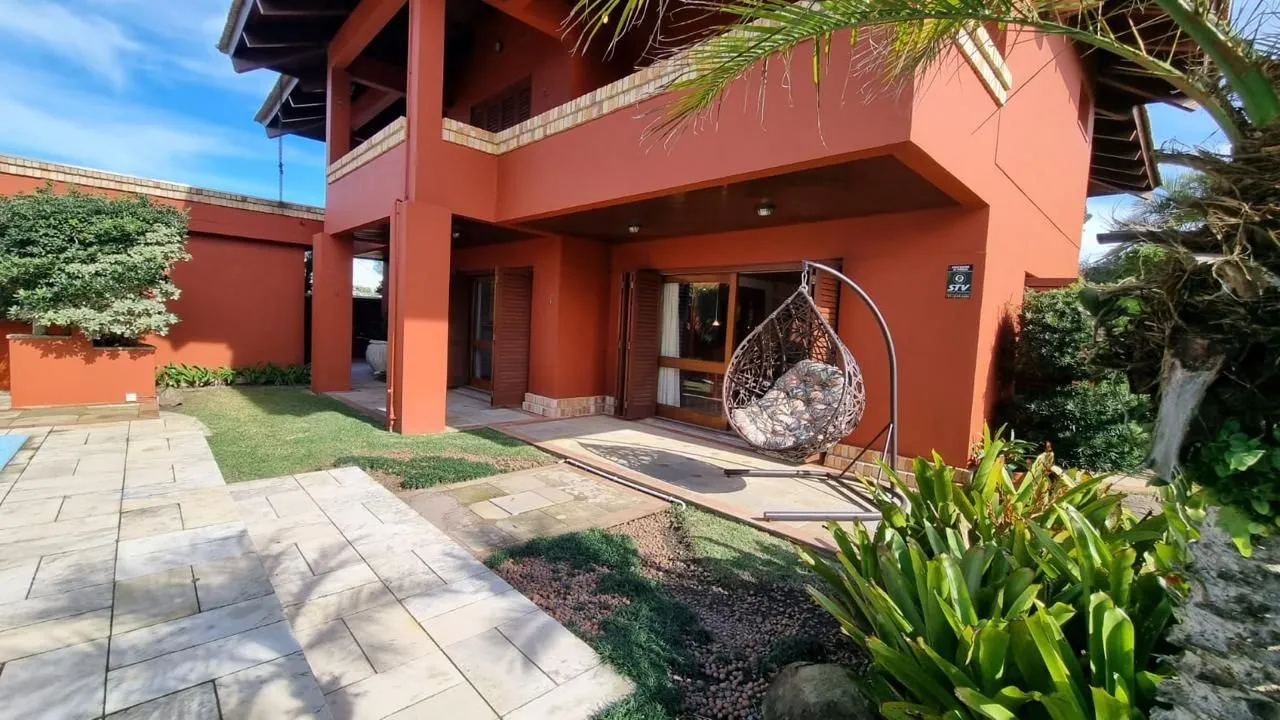 Imagem Casa em XANGRI-LÁ com 5 dorm. 3 suítes, piscina aquecida e 471 m², 400 m. mar.