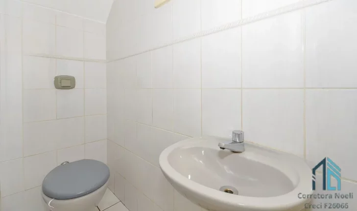 Imagem Sobrado 03 quartos c/suíte, ático, espaço nos fundos, no Tingui em Curitiba PR