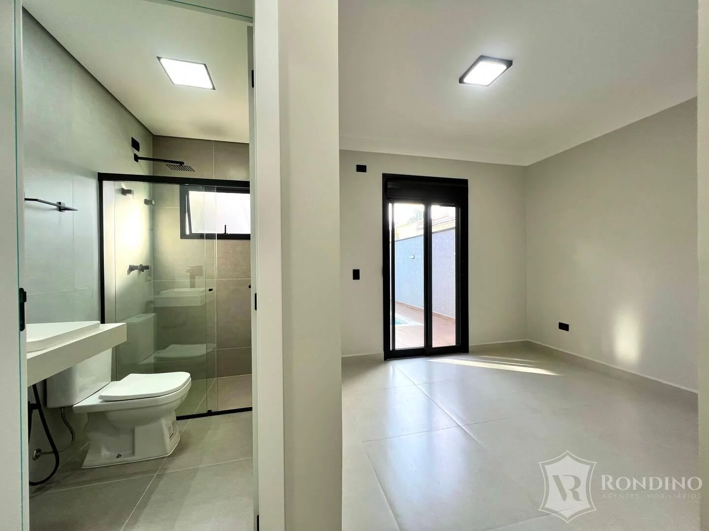 Imagem Casa Assobradada com Piscina escritório e quintal.