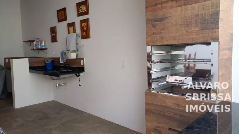 Imagem Casa Espaçosa com 3 Quartos, Suíte, Churrasqueira e Garagem para 4 Carros – Conforto e Praticidade para Sua Família!
