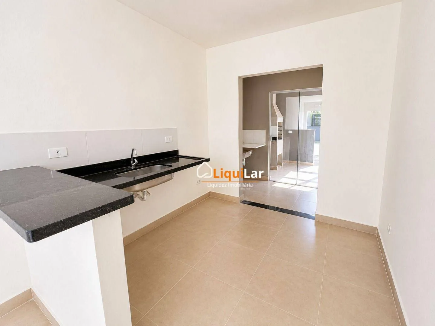 Imagem Oportunidade no Jardim Samambaia! Casa térrea com 2 quartos, sendo 1 suíte, sala ampla, cozinha americana, banheiro social, área de serviço e varanda