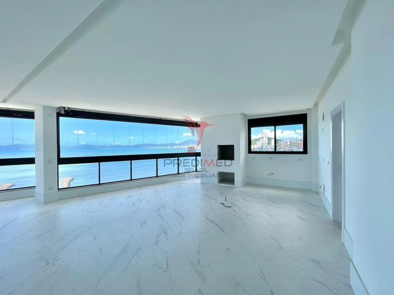 Foto do imóvel Pé na areia em Itapema com 4 Suites, living integrado, churrasqueira, 3 vagas ,vista mar em 200, 10 - Centro, Itapema - SC