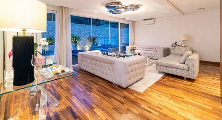 Imagem Imperdível oportunidade de adquirir uma casa no Pacaembu, São Paulo-SP, com 3 quartos, 3 suítes, 3 salas, 5 vagas de garagem e 380m².