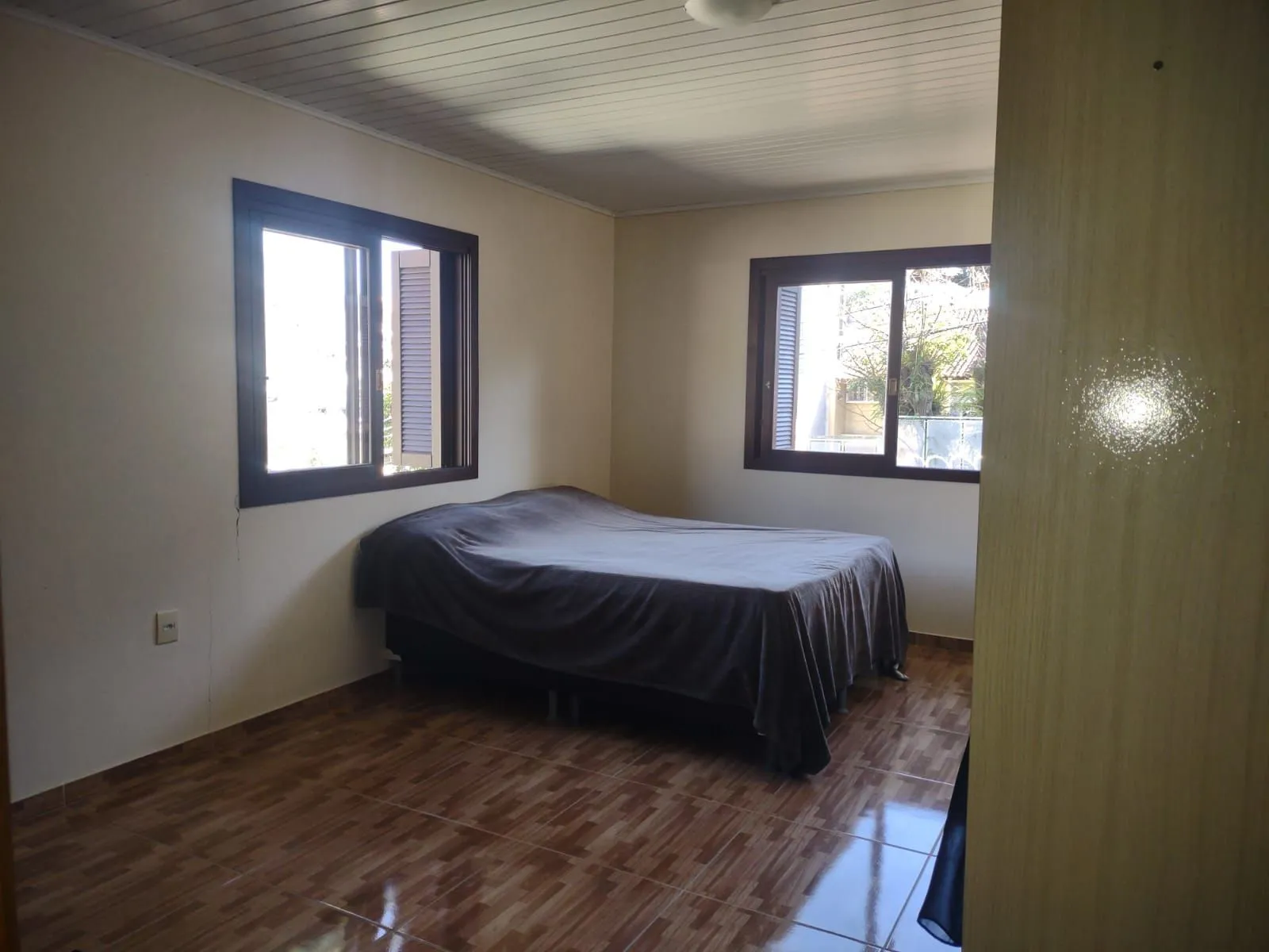 Imagem Casa com 4 quartos, suíte, piscina, lareira, churrasqueira em um terreno de 616m².