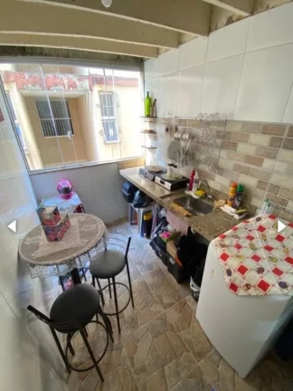 Imagem Apartamento segundo andar de escada 2 quartos sala cozinha 01 banheiro uma vaga de garagem e area gourmet