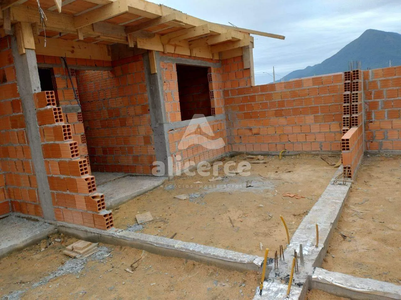 Imagem Linda Casa Geminada prontinha, com Acabamento Impecável! na Nova Palhoça