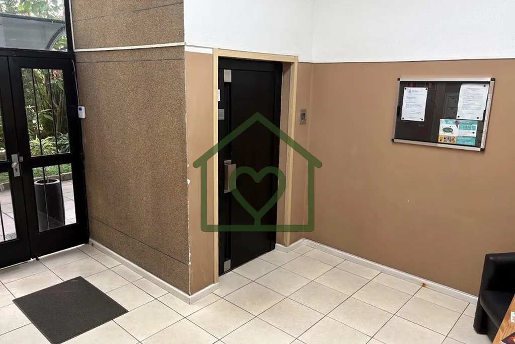 Imagem Sala comercial com 28m² privativos, localizada no 6º andar, em prédio com elevador e portaria, ga...